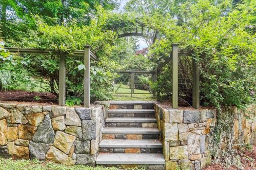 10 Hockanum Rd, Westport CT 06880-2121 exterior