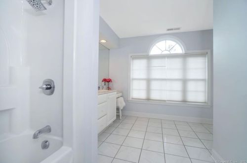 8 Jennifer Dr, North Haven CT 06473-2041 exterior