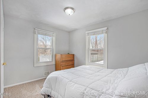 1004 Oakcrest St, Wyoming MI exterior