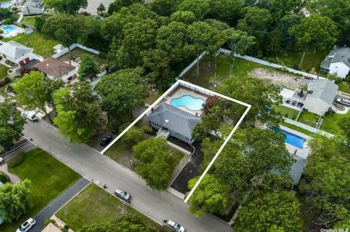 8 Fernwood Dr, Commack NY  11725-4714 exterior