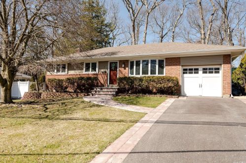 8 Charmian St, Huntington Station NY 11746-3517 exterior