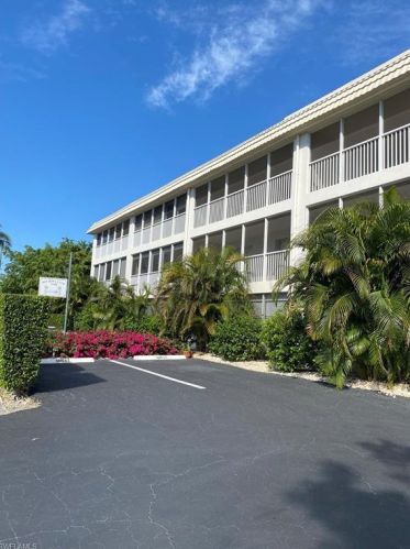 3150 Binnacle Dr, Naples FL 34103-4171 exterior