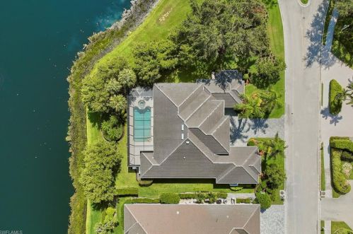 1070 Spanish Moss Trl, Naples FL 34108-2414 exterior