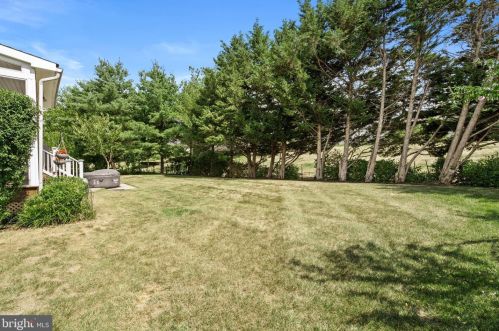 16 Dix Ln, Trenton, NJ 08648-4842