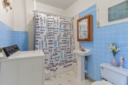 6328 Mozart St, Chicago IL 60659-1521 exterior