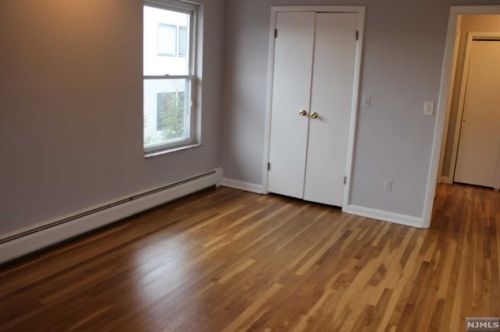 8 Leary Ln, Edgewater NJ 07020-1508 exterior