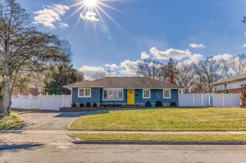 12 Rensselaer Dr, Commack, NY 11725-4526