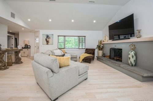 37 Walnut Hill Rd, Ridgefield CT  06877-2906 exterior