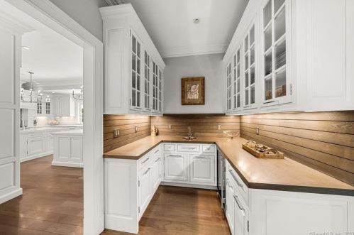 26 Stag Ln, Greenwich CT 06831-3128 exterior