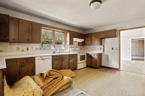 2 Betmarlea Rd, Norwalk CT 06850-2701 exterior