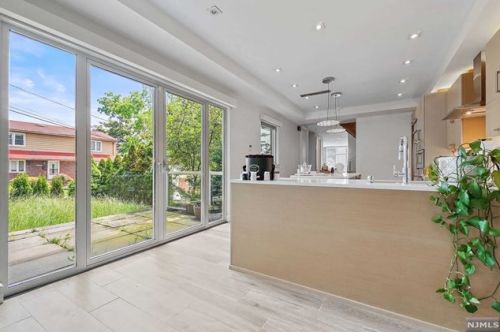 24 Casta Ln, Edgewater NJ 07020-1504 exterior