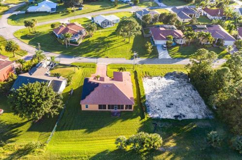 386 Dalton Cir, Fort Pierce FL 34953-5850 exterior