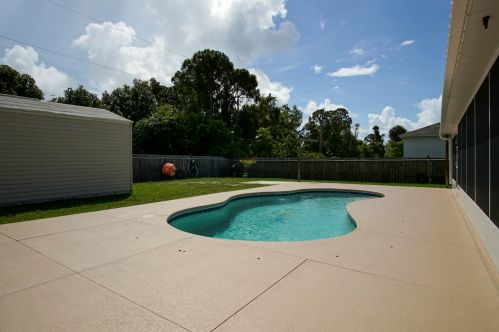 1725 Gemini Ln, Fort Pierce FL 34984-3617 exterior