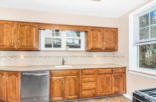 251 239 St, Bronx NY 10470-1811 exterior