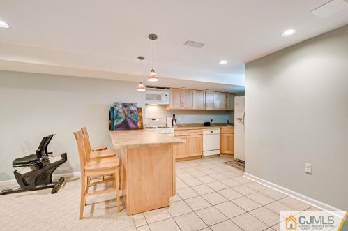 16 Sonia Ct, Edison NJ 08820-4443 exterior