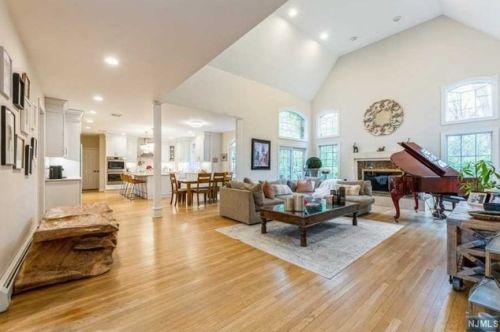 9 Blackledge Ct, Closter NJ  07624-3231 exterior