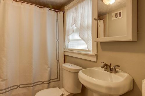 1837 Dorsey Ave, Atlanta GA 30344-6823 exterior