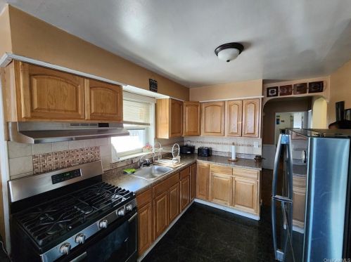 2709 Dewitt Pl, Bronx, NY 10469-5564