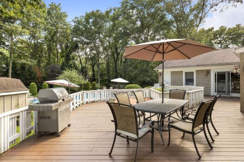 126 Wilmington Dr, Huntington Station NY 11747-4026 exterior