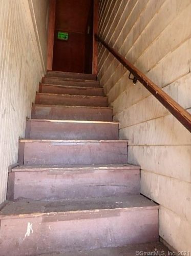 47 Maple St, Manchester CT 06040-5527 exterior