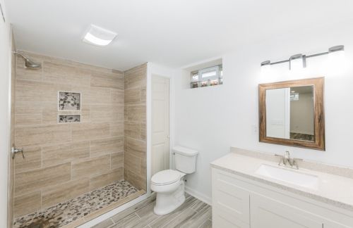 4886 Mohawk Ave, Milwaukee WI  53217-5426 exterior