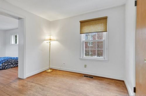 27 Essex St, Manchester CT 06040-4003 exterior