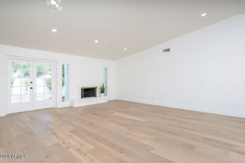 2316 Desert Cove Ave, Phoenix AZ  85028-2411 exterior