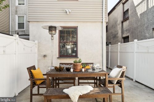 1627 Carpenter St, Philadelphia PA  19146-2005 exterior