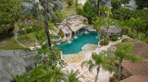 240 8th St, Naples, FL 34117-9306