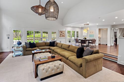 19 Pequot Trl, Westport CT 06880-2929 exterior