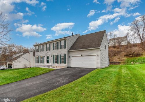 37 Louvain Dr, Hanover PA 17331-8696 exterior