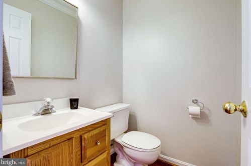 6026 Lands End Ln, Alexandria VA 22315-2669 exterior