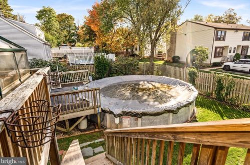 14 Peterson Ave, Edison NJ 08817-3318 exterior