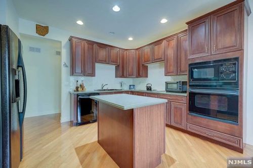 122 Mackenzie Ln, Parsippany NJ 07834-3723 exterior