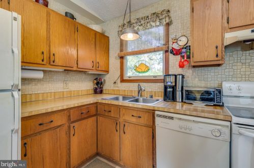 8349 Wessex Dr, Camden NJ 08109-3529 exterior