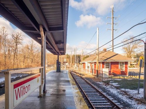 295 Chestnut Hl Rd, Wilton CT 06897-3501 exterior