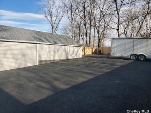 20 Lowndes Ave, Huntington Station NY 11746-1224 exterior