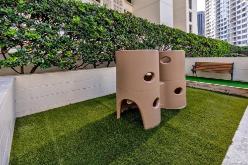 469 Ena Rd, Honolulu HI 96815-1749 exterior