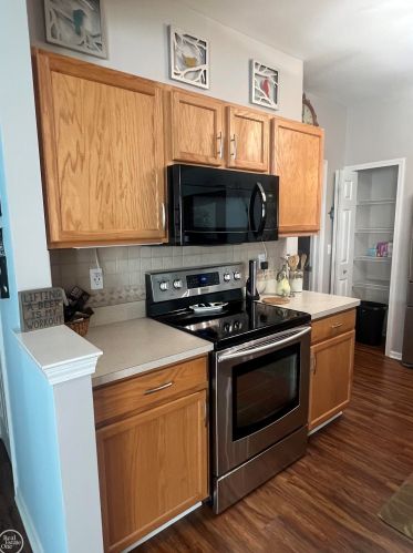 16331 Grandview Dr, Macomb Township MI 48044-4068 exterior