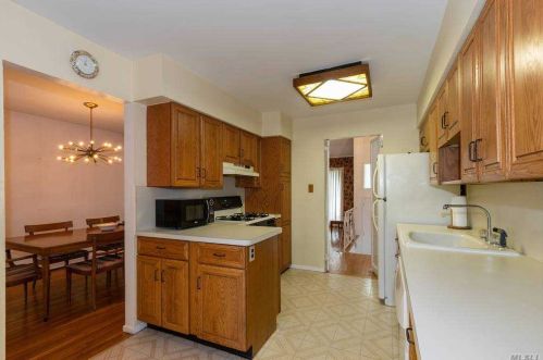 10 Glendale Dr, Huntington Station NY 11747-1237 exterior