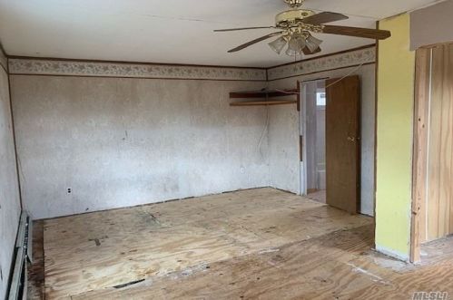 39 Ash St, Central Islip NY 11722-3828 exterior