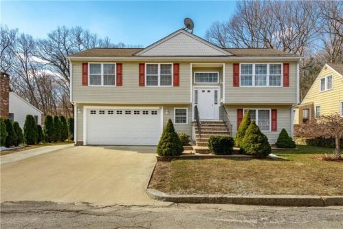 284 8 Ave, Woonsocket RI  02895-4170 exterior