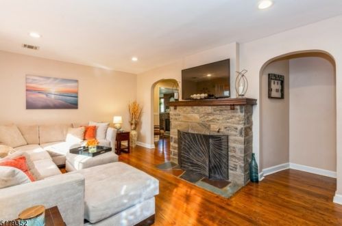 26 Acorn Dr, Clark NJ 07066-2109 exterior