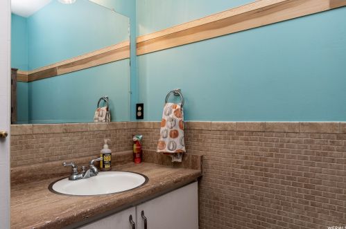 6471 Cyclamen Way, Taylorsville UT 84081-4910 exterior