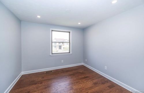 425 Rosemary St, Dearborn Heights MI  48127-3681 exterior