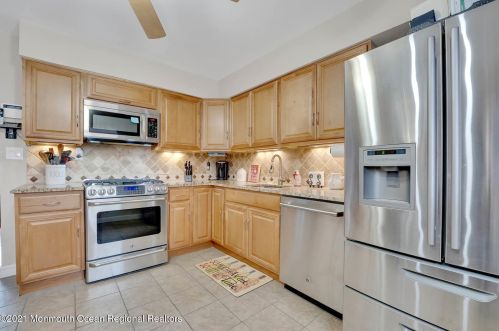 24 Sherwood Ln, Old Bridge NJ 08857-1635 exterior