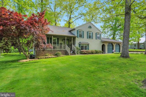 457 Fairview Dr, Hanover, PA 17331-9741