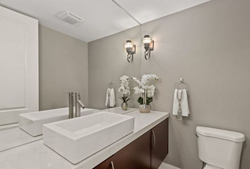 641 Bowen Ave, Chicago IL  60653-2824 exterior