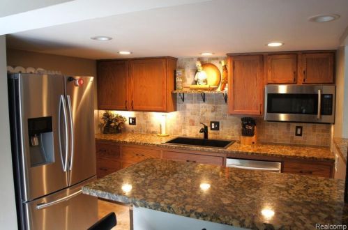 3322 Emmons Ave, Rochester MI 48307-5515 exterior