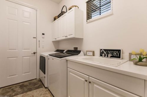 8975 Shenendoah Cir, Naples FL 34113-1670 exterior